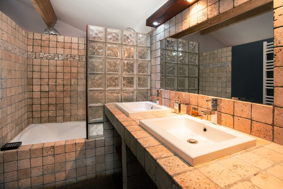 Deluxe Suite, 1 Double Bed | Bathroom | Free toiletries, hair dryer, towels, soap