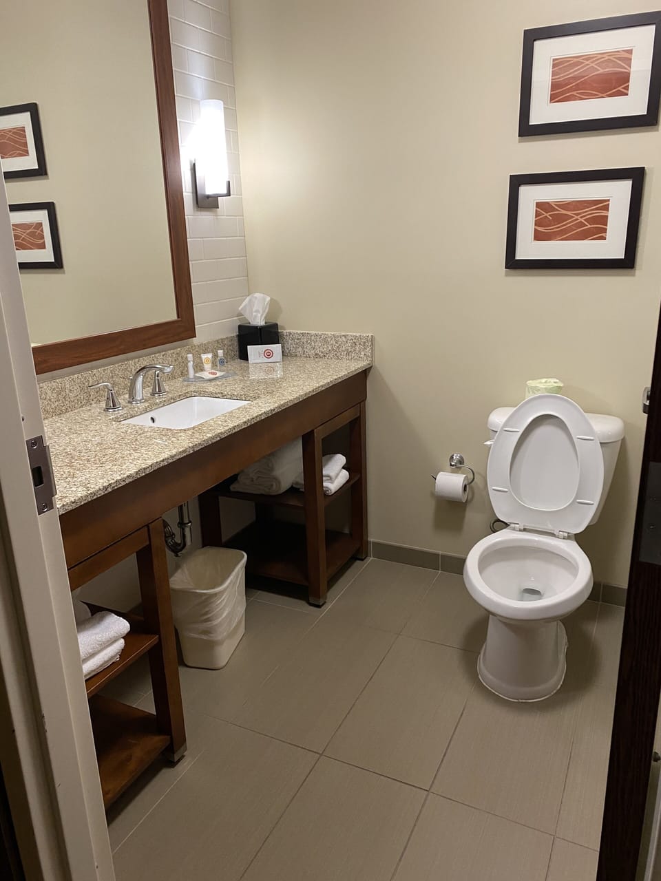Combined shower/tub, free toiletries, hair dryer, towels