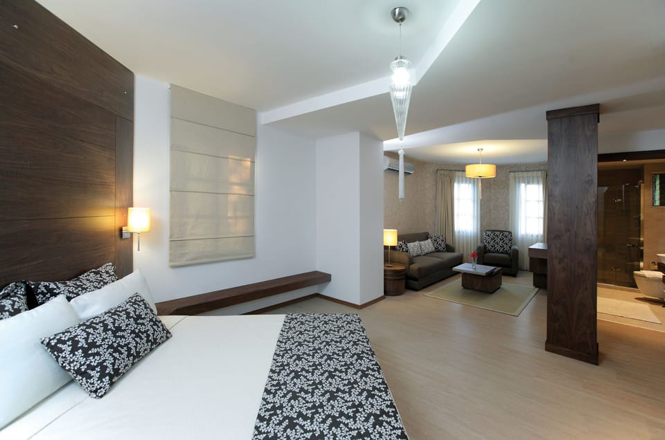 Superior Triple Room, Non Smoking, Garden View | Minibar, in-room safe, WiFi (free), bed sheets