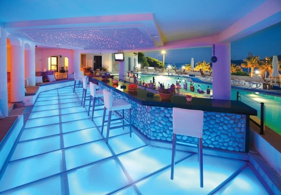 Swim-up bar
