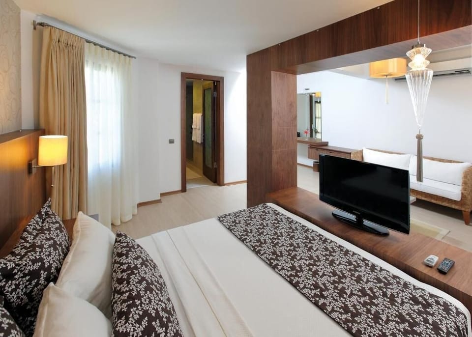 Superior Double or Twin Room, Garden View | Minibar, in-room safe, WiFi (free), bed sheets