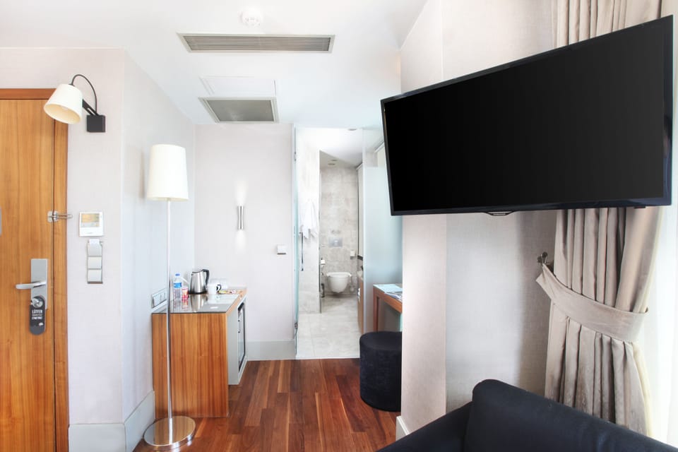 Shower, rainfall showerhead, free toiletries, hair dryer