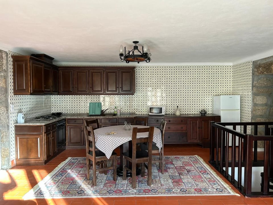 Apartment, 3 Bedrooms, River View | Private kitchen