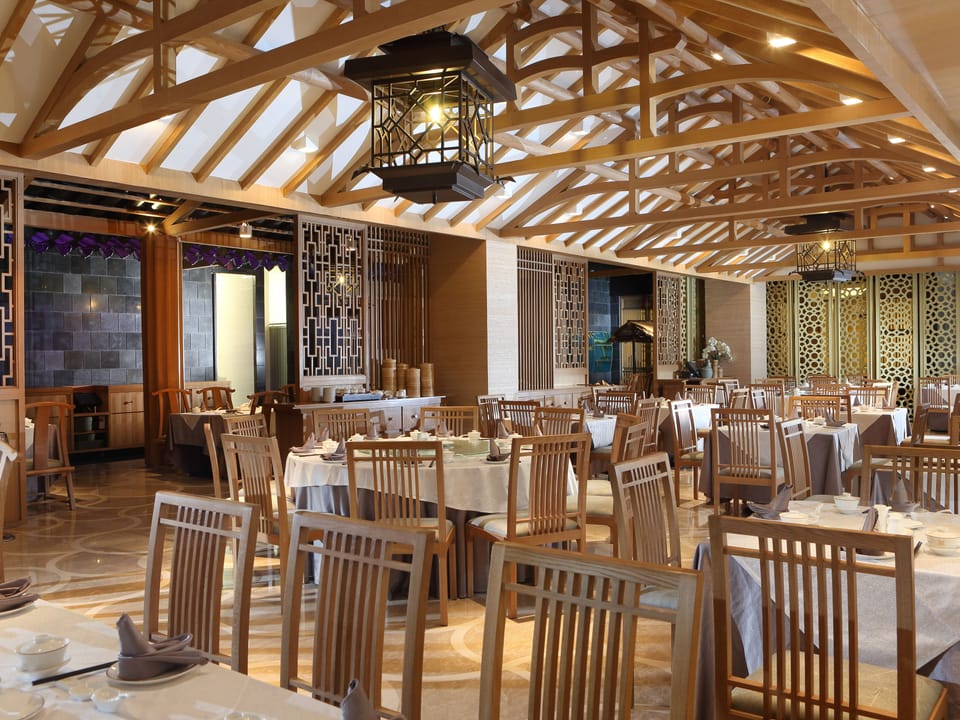 2 restaurants; breakfast, lunch, and dinner served