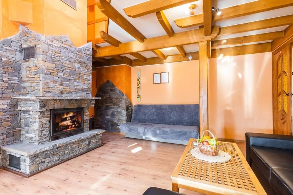 Apartment, 3 Bedrooms | Living room