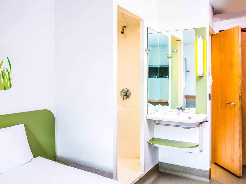 Desk, free cribs/infant beds, free WiFi, bed sheets