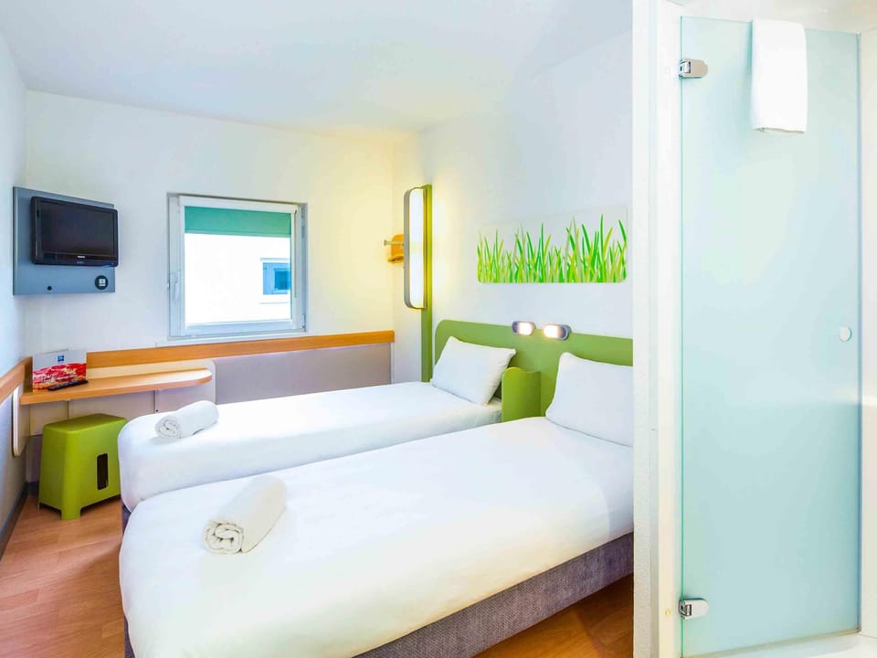 Twin Room, 2 Twin Beds | Desk, cribs (free), WiFi (free), bed sheets