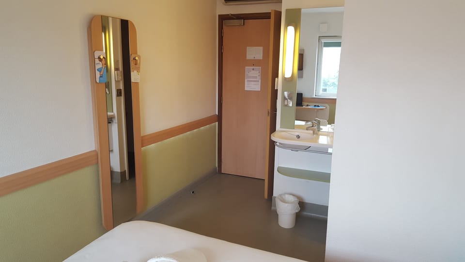 Triple Room | Desk, iron/ironing board, free WiFi, bed sheets