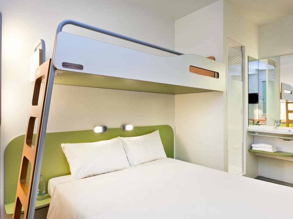 Triple Room | Desk, iron/ironing board (on request), WiFi (free), bed sheets