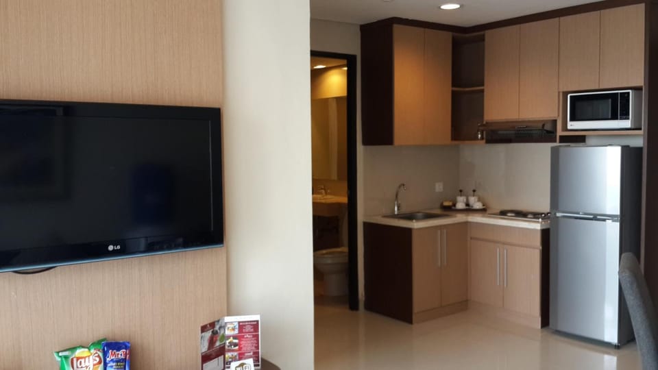 Fridge, coffee/tea maker, electric kettle