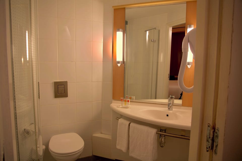 Double Room, 1 Double Bed | Bathroom | Shower, eco-friendly toiletries, hair dryer, towels
