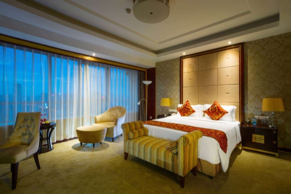 Minibar, in-room safe, desk, iron/ironing board