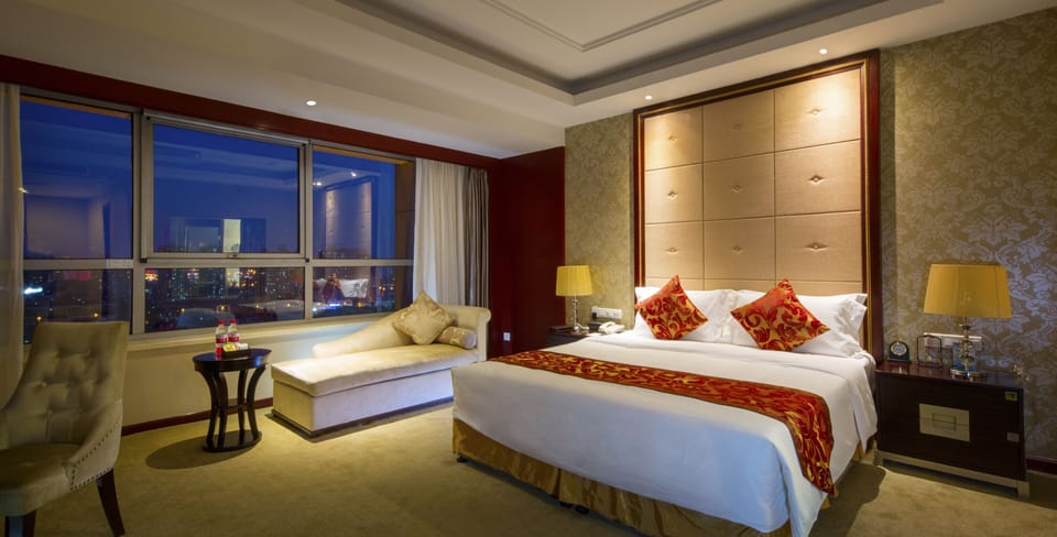 Business Room, 1 King Bed, Smoking | Minibar, in-room safe, desk, iron/ironing board