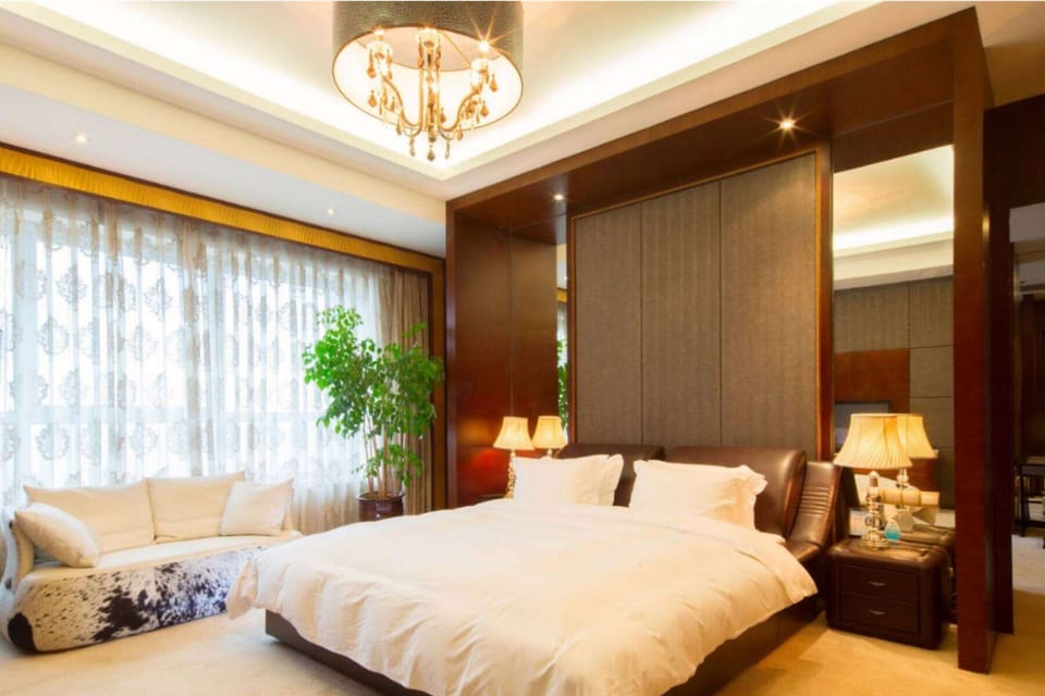 Minibar, in-room safe, desk, iron/ironing board