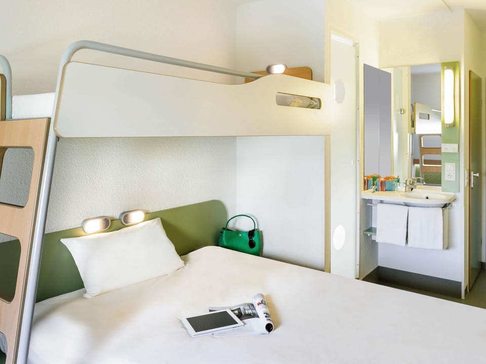 Double Room, Multiple Beds | Desk, WiFi (free), bed sheets