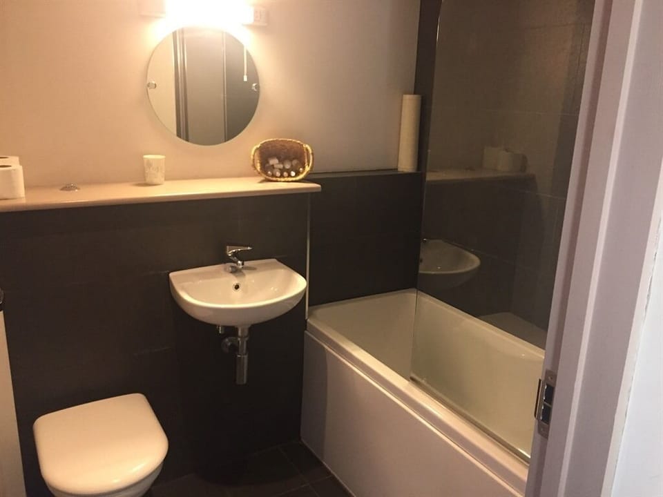 Double Room, Ensuite (Bathroom) | Bathroom | Combined shower/tub, hair dryer, towels