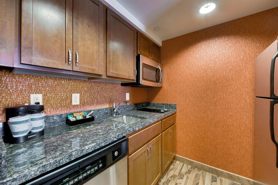 Coffee/tea maker, full-size fridge, microwave, stovetop