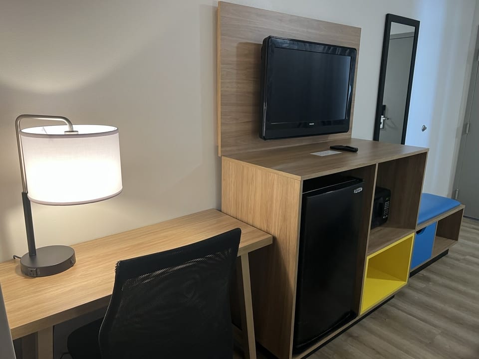 Standard Room, 1 King Bed, Accessible | Desk, blackout drapes, free cribs/infant beds, rollaway beds