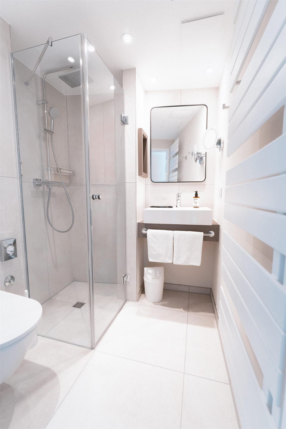 Standard Room, 1 Double Bed | Bathroom | Shower, eco-friendly toiletries, hair dryer, bathrobes