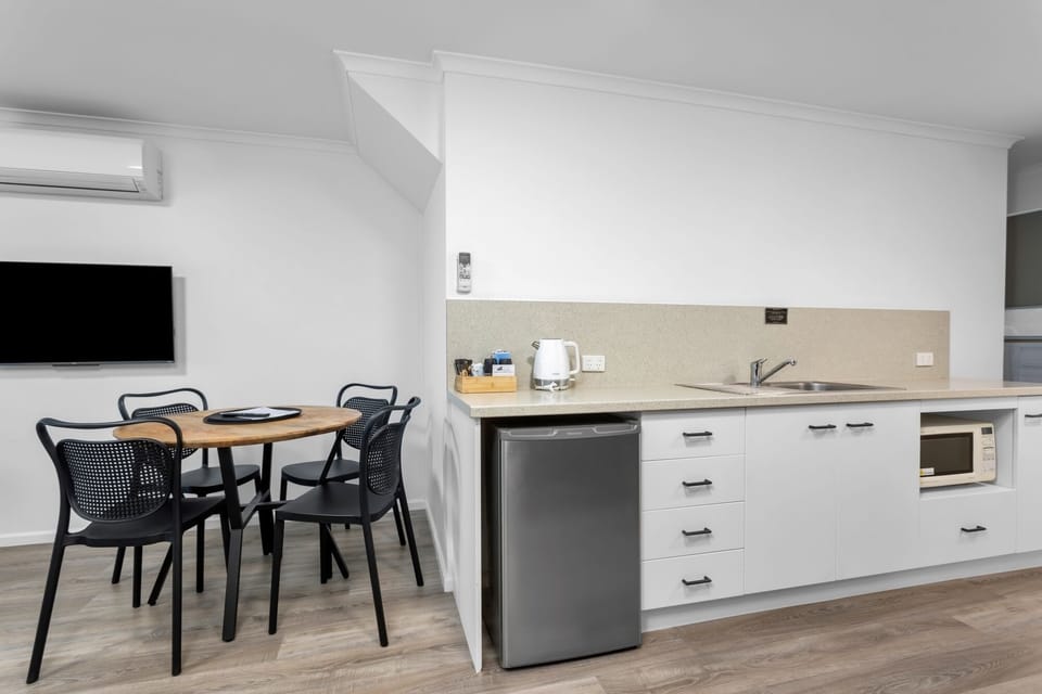 Apartment, 2 Bedrooms, Courtyard Area, Free Wi-Fi & Parking | Private kitchen | Fridge, microwave, electric kettle, toaster