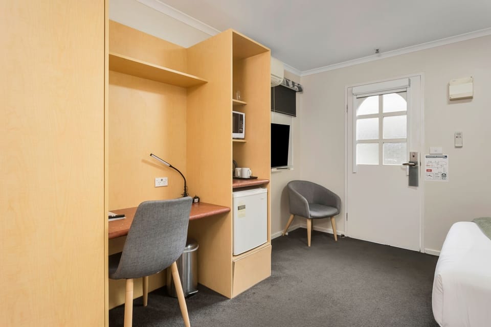 Standard Room, 1 Queen Bed, Free Wi-Fi & Parking | Premium bedding, pillowtop beds, individually decorated