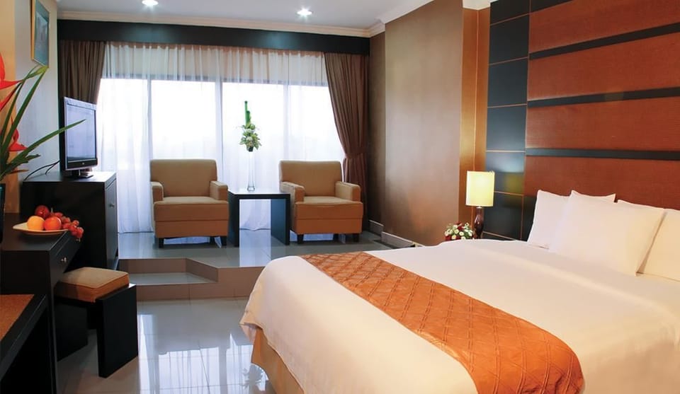 Minibar, desk, rollaway beds (surcharge), WiFi (free)