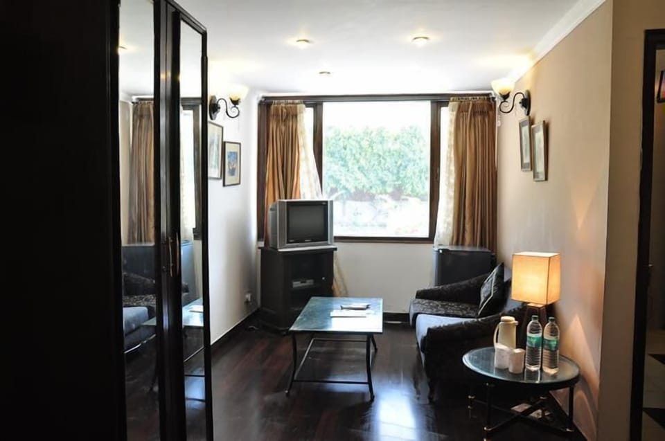 Deluxe Double Room | Living room | 32-inch flat-screen TV with satellite channels, TV, video-game console
