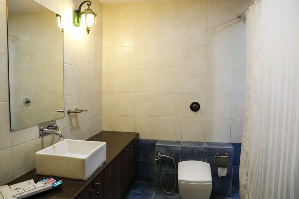 Emperor Suite | Bathroom | Free toiletries, hair dryer (on request), slippers