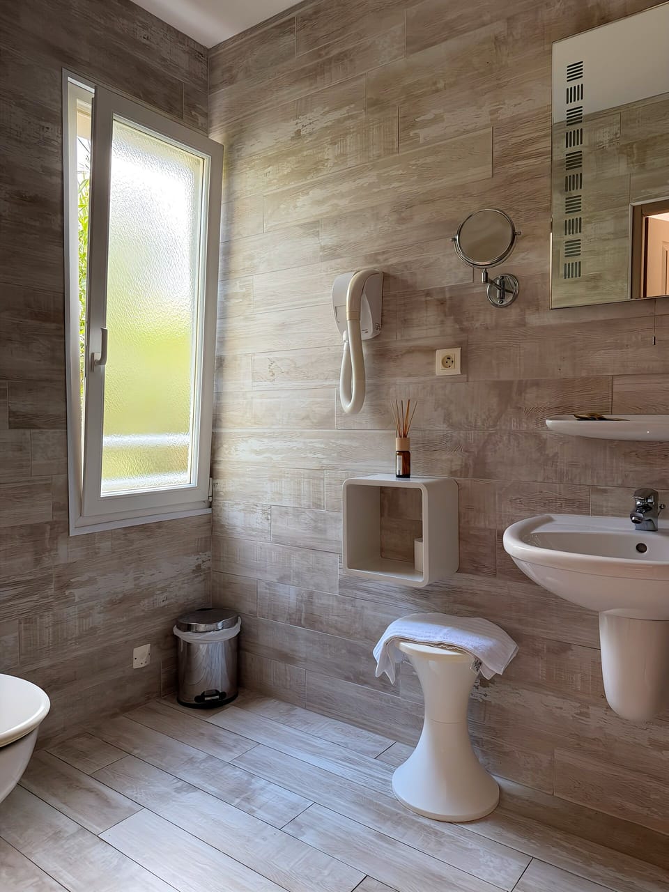 Superior Double Room | Bathroom | Shower, hair dryer, towels