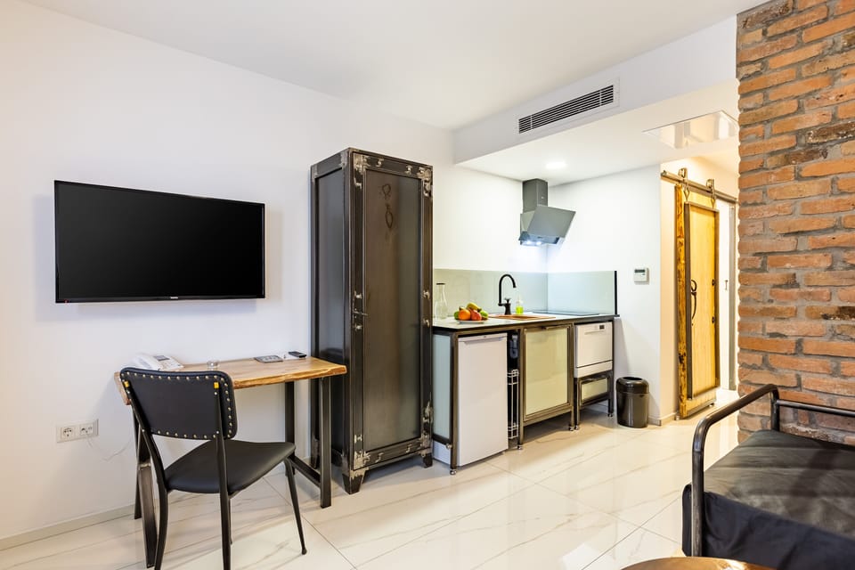 Modern Standard Twin | In-room safe, individually decorated, individually furnished, free WiFi