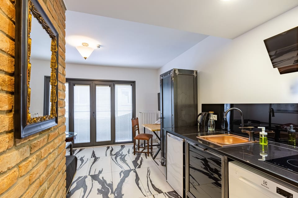 Modern Standard Twin | In-room safe, individually decorated, individually furnished, free WiFi
