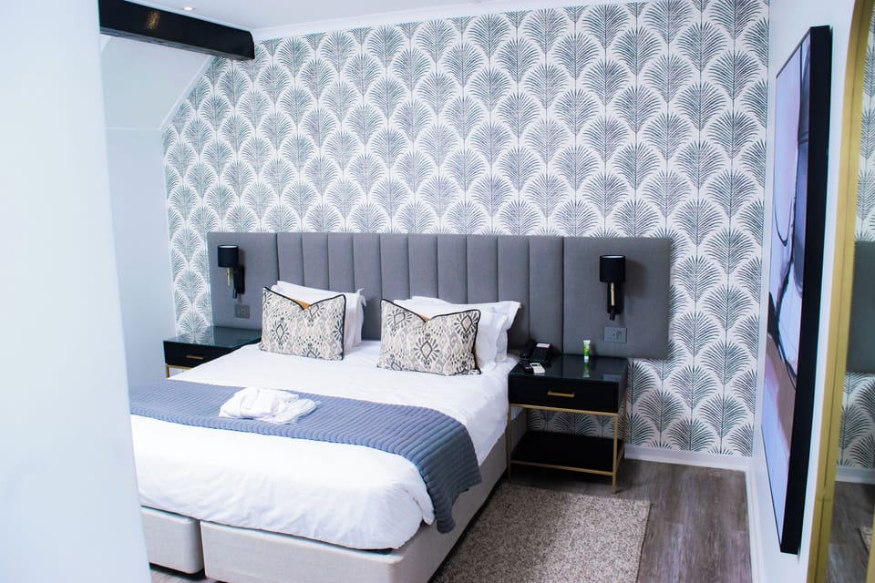 Suite, 1 Double Bed, Garden View (SUITE) | 1 bedroom, in-room safe, desk, free WiFi
