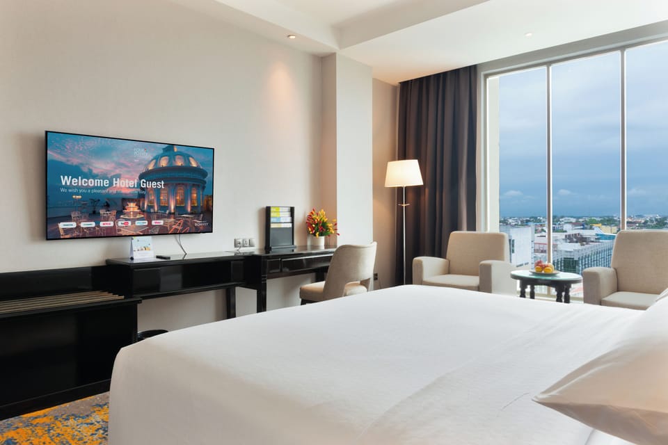 Large Room, 1 King Bed | Minibar, in-room safe, soundproofing, cribs (surcharge)