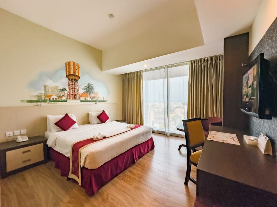 Deluxe Room | Premium bedding, minibar, in-room safe, desk