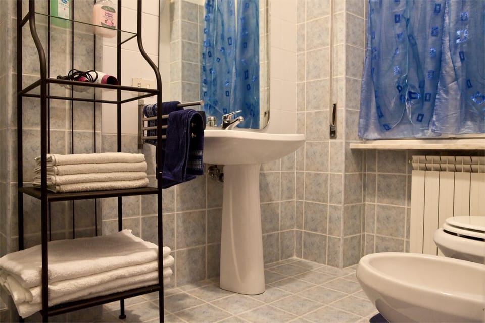Double Room Single Use | Bathroom | Shower, rainfall showerhead, free toiletries, hair dryer