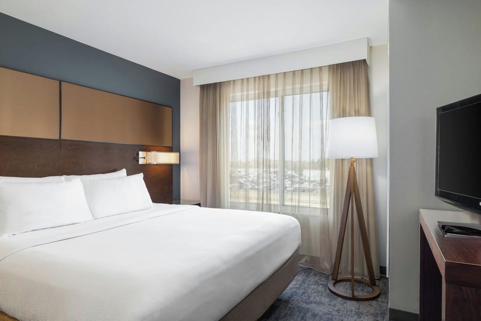 Studio, 1 King Bed with Sofa bed | In-room safe, desk, laptop workspace, iron/ironing board