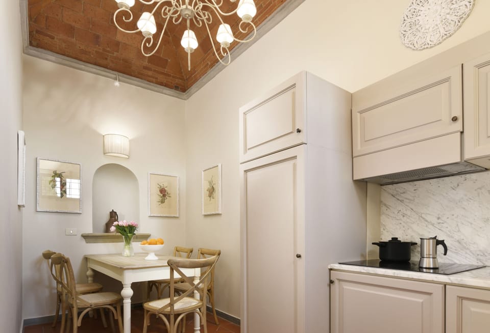 Private kitchen | Mini-fridge, stovetop, cookware/dishes/utensils