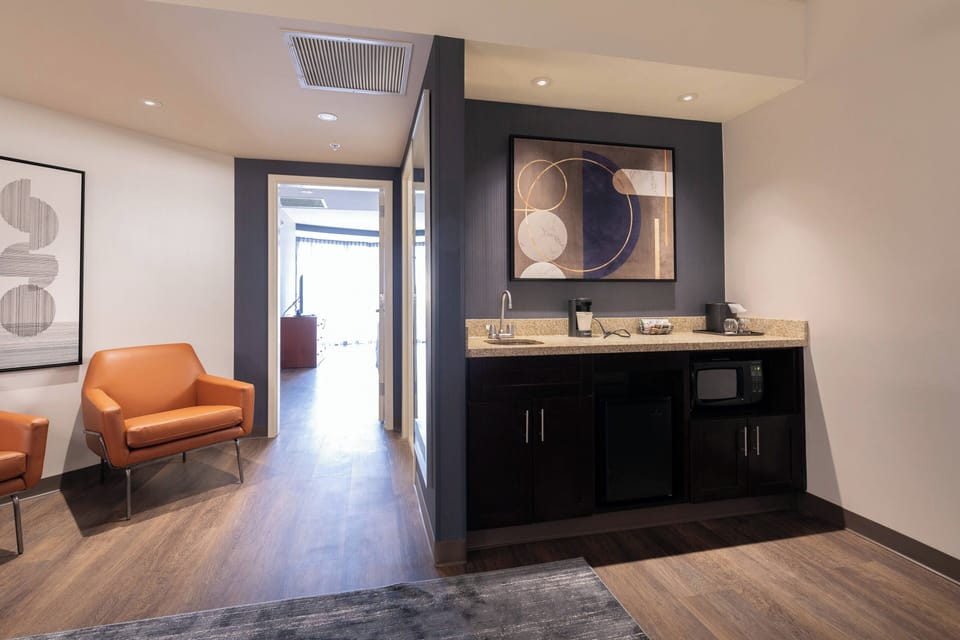 Suite, 1 Bedroom | Bar (on property)