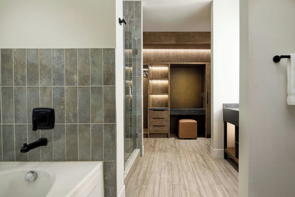 Presidential Suite, 1 Bedroom, City View | Bathroom | Free toiletries, hair dryer, towels