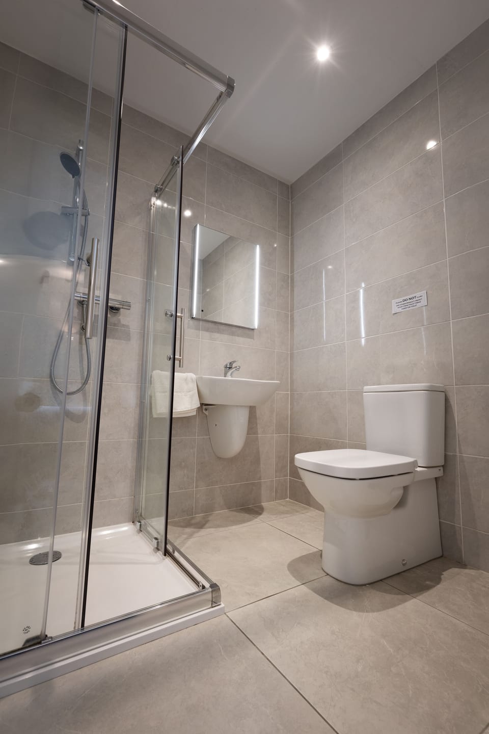 Basic Quadruple Room | Bathroom | Shower, free toiletries, hair dryer (on request), towels