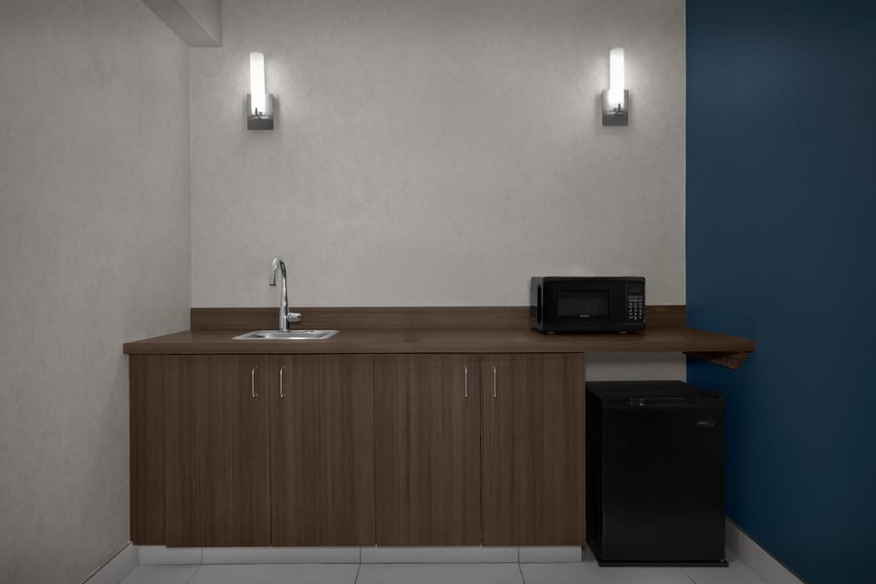 Standard Room, 1 King Bed, Mobility Accessible (Mobility Accessible) | In-room safe, desk, iron/ironing board, free WiFi