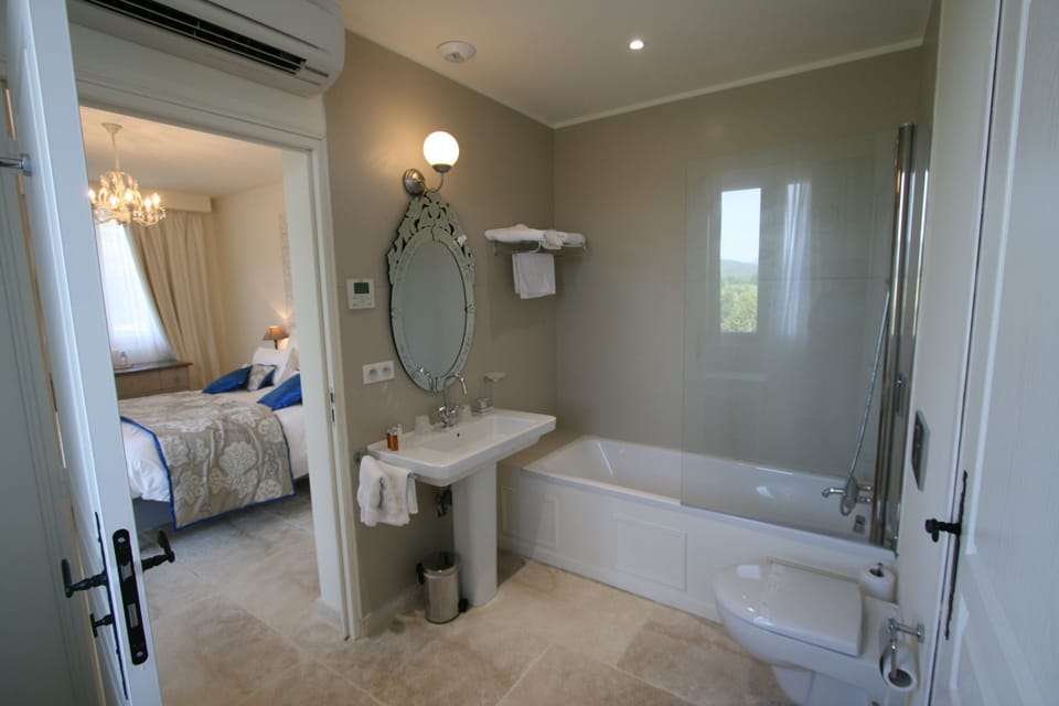 Superior Room, 1 Bedroom, Private Bathroom | Bathroom | Designer toiletries, hair dryer, towels