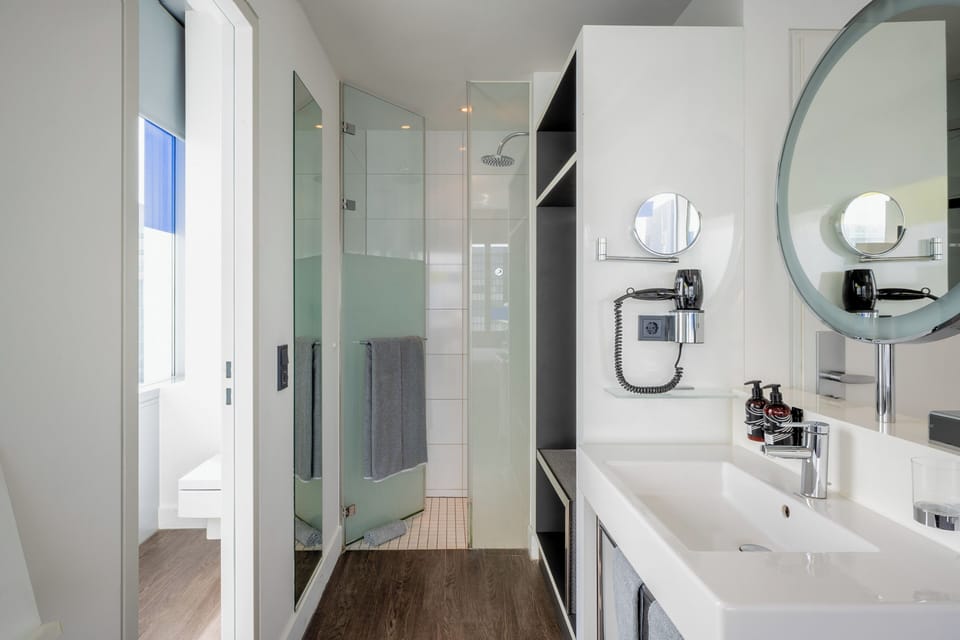 The Innside Premium Room Harbour View | Bathroom | Eco-friendly toiletries, hair dryer, towels, soap