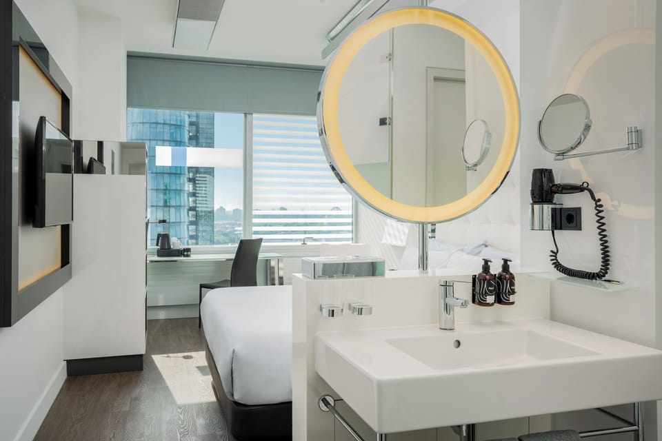 Premium bedding, minibar, desk, blackout drapes