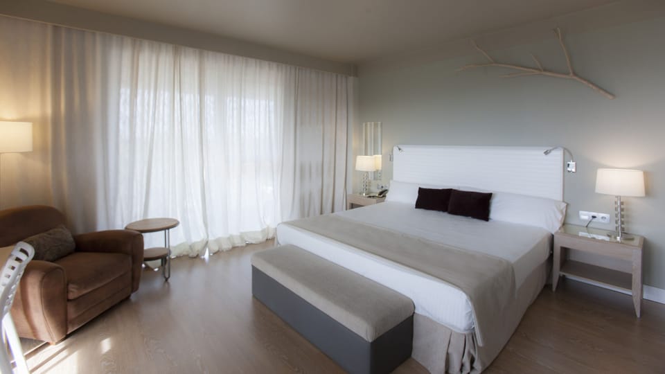 Vincci room | Premium bedding, down comforters, minibar, in-room safe