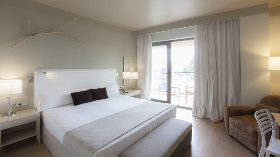 Premium bedding, down comforters, minibar, in-room safe