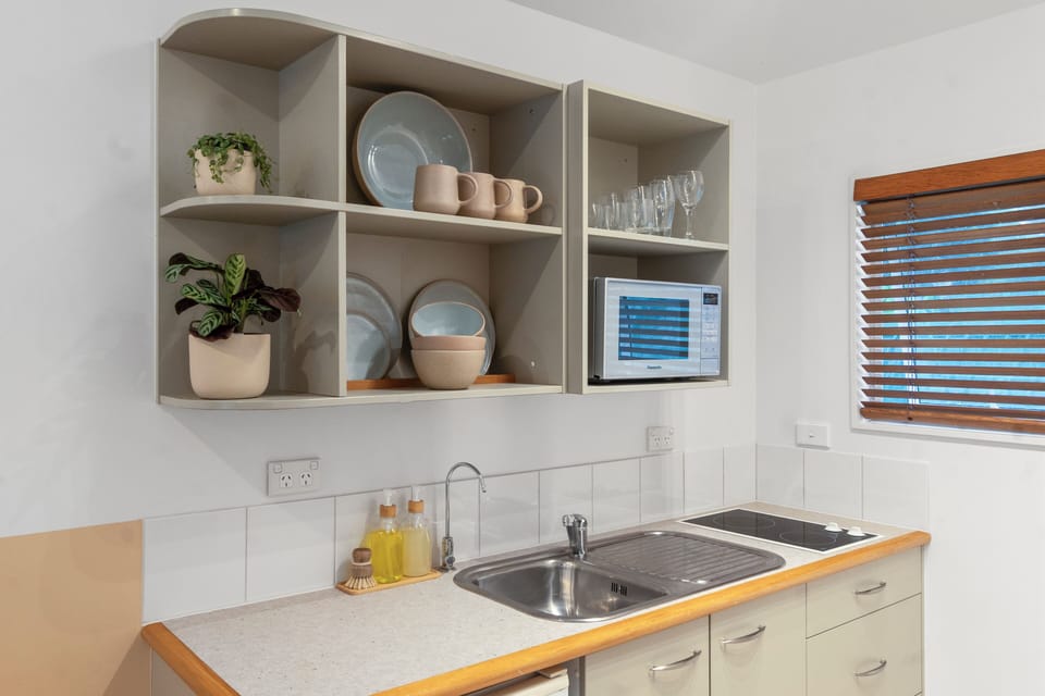 Microwave, coffee/tea maker, electric kettle, toaster