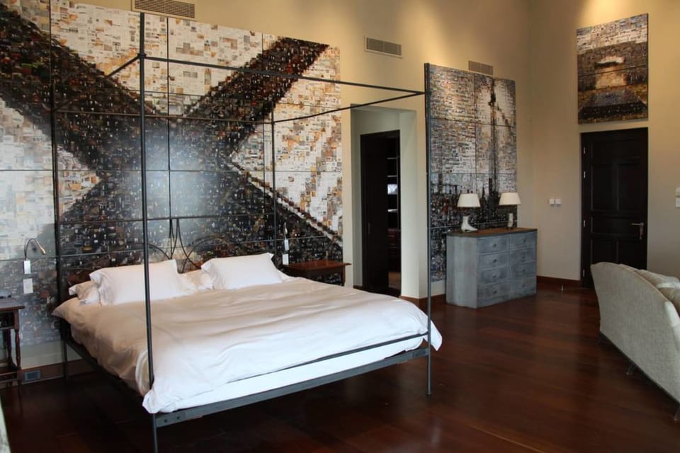 Deluxe Suite | Down comforters, Select Comfort beds, minibar, in-room safe