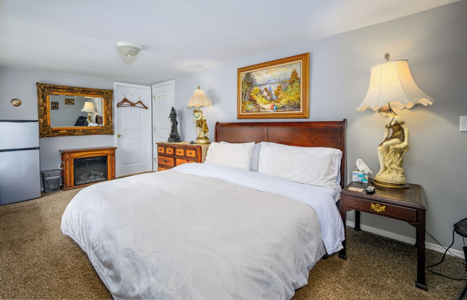 Americana - 1 King Bed, Private Bathroom, Mountain View | Down comforters, memory foam beds, individually decorated