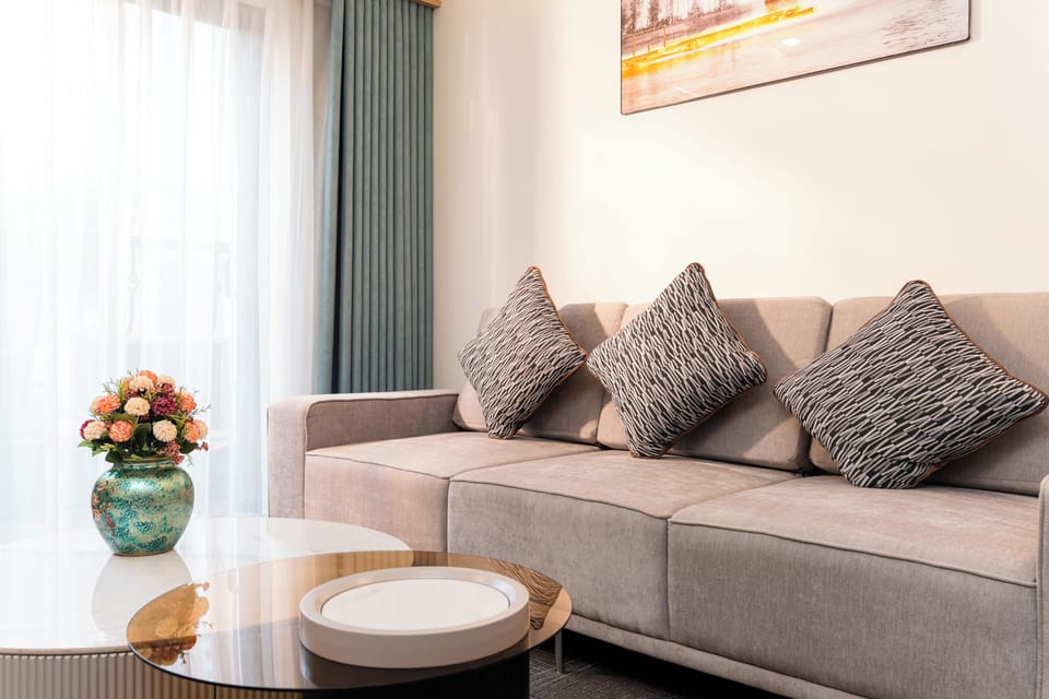 Suite, 1 King Bed | Memory foam beds, minibar, desk, laptop workspace